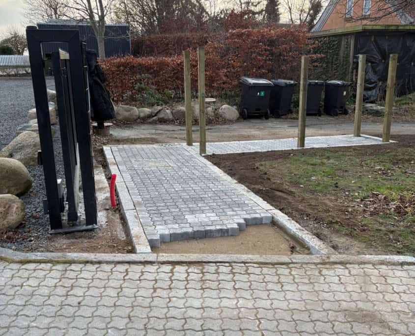 Igangværende flisebelægning af brolægger i Slagelse